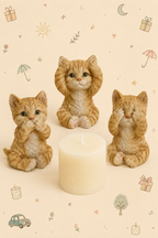 Conjunto Decorativo "Los Tres Gatos Sabios" Ciego/Sordo/Mudo - con Vela marfil